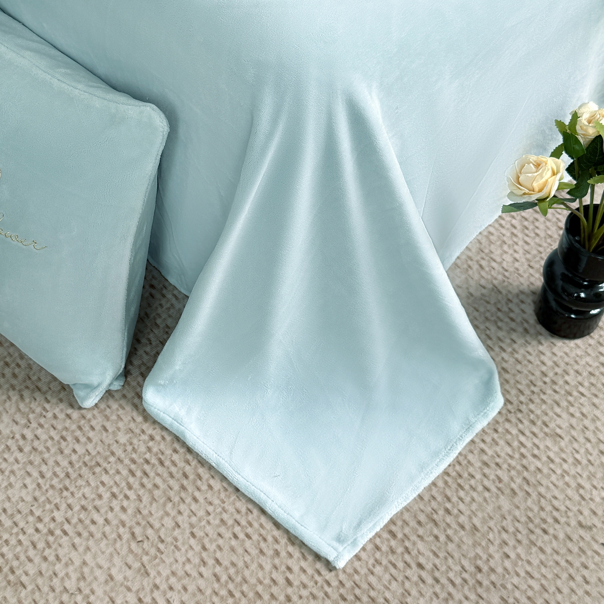 91家纺网 家纺一手货源 找家纺 莱凯家纺 2025新款牛奶绒刺绣四件套 花间醉（浅蓝）