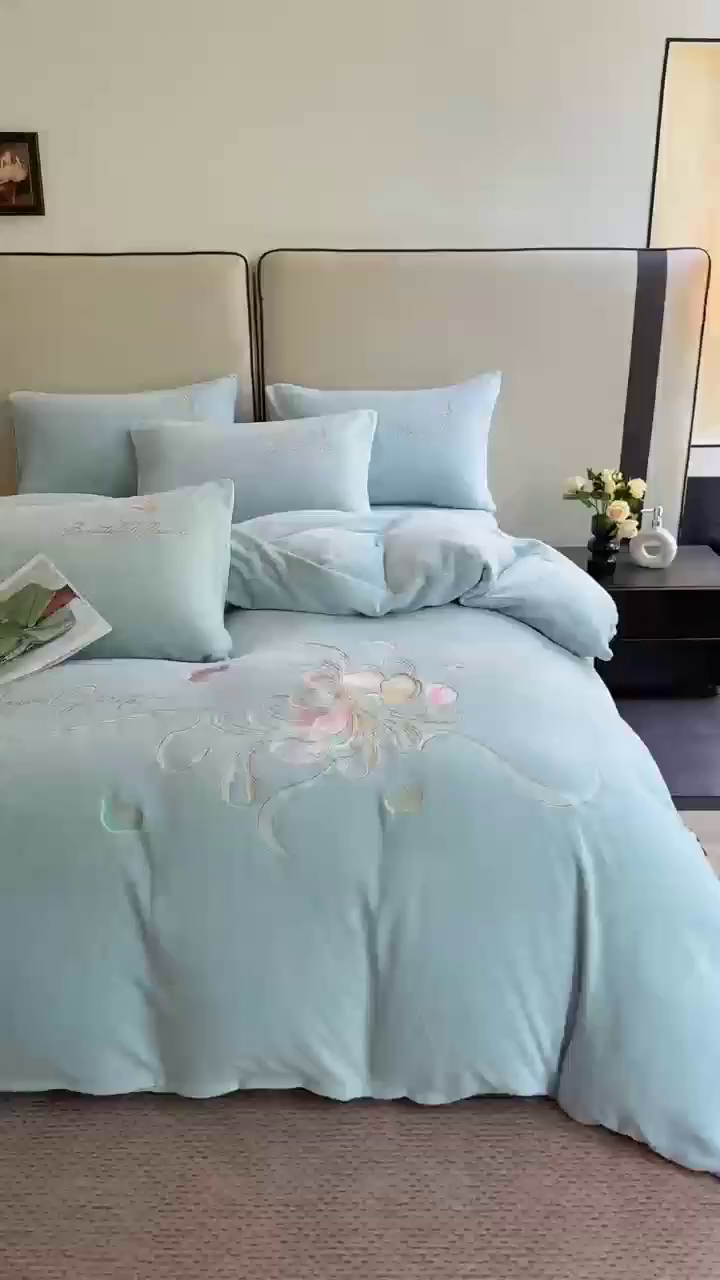 91家纺网 家纺一手货源 找家纺 莱凯家纺 2025新款牛奶绒刺绣四件套 花间醉（浅蓝）