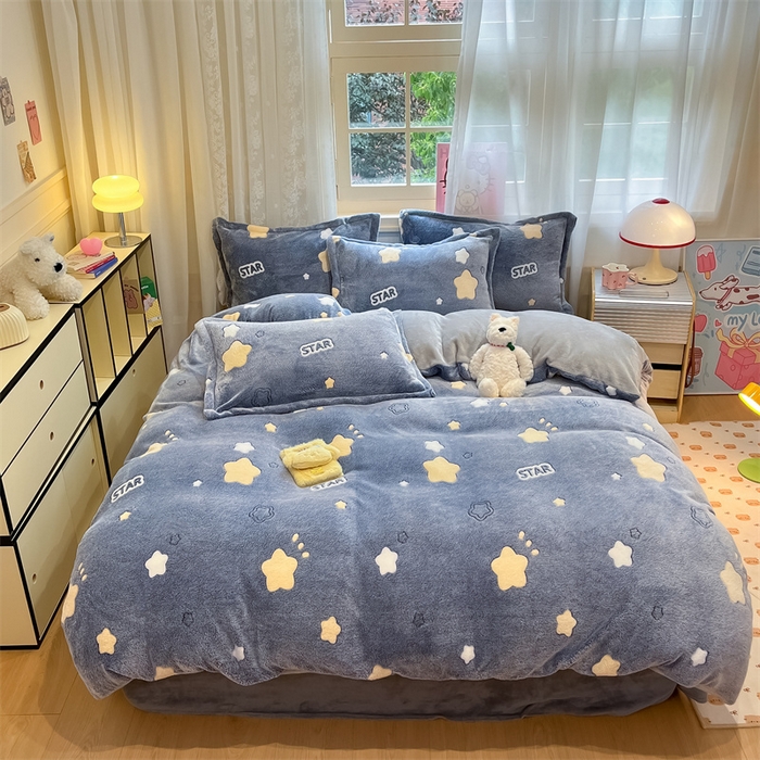 川悦生活 2025新款立体雪花绒印花大床四件套系列一场景一 藏蓝星语