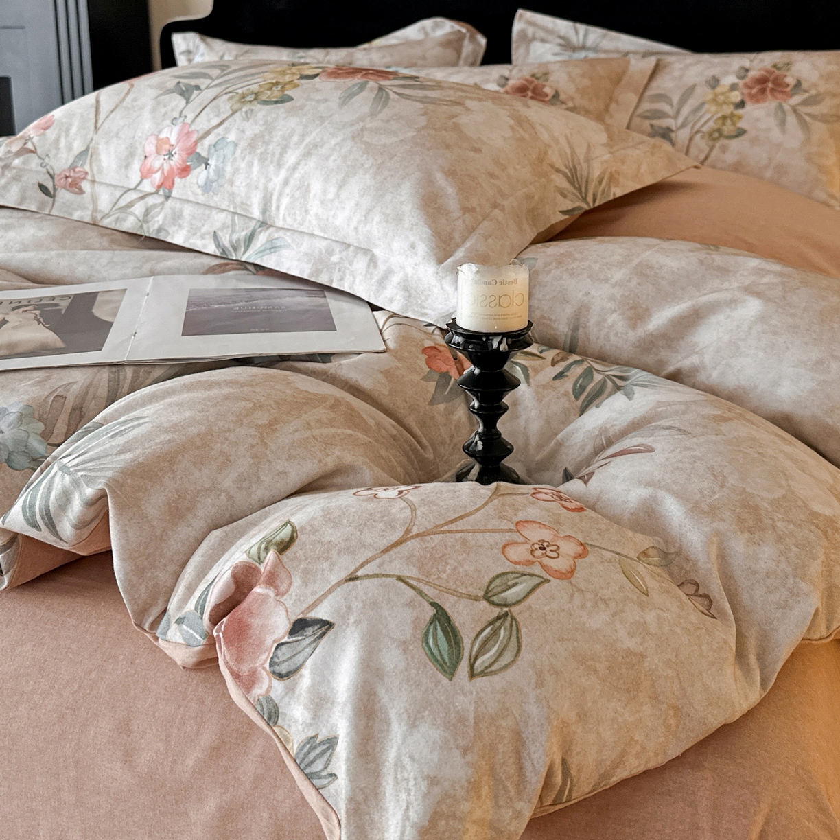 91家纺网 家纺一手货源 找家纺 羚羊语家纺 2025新款A类全棉生态磨毛100棉数码印花四件套活性磨毛轻奢美拉德系简约花卉床单床笠三件套 青瓷韵