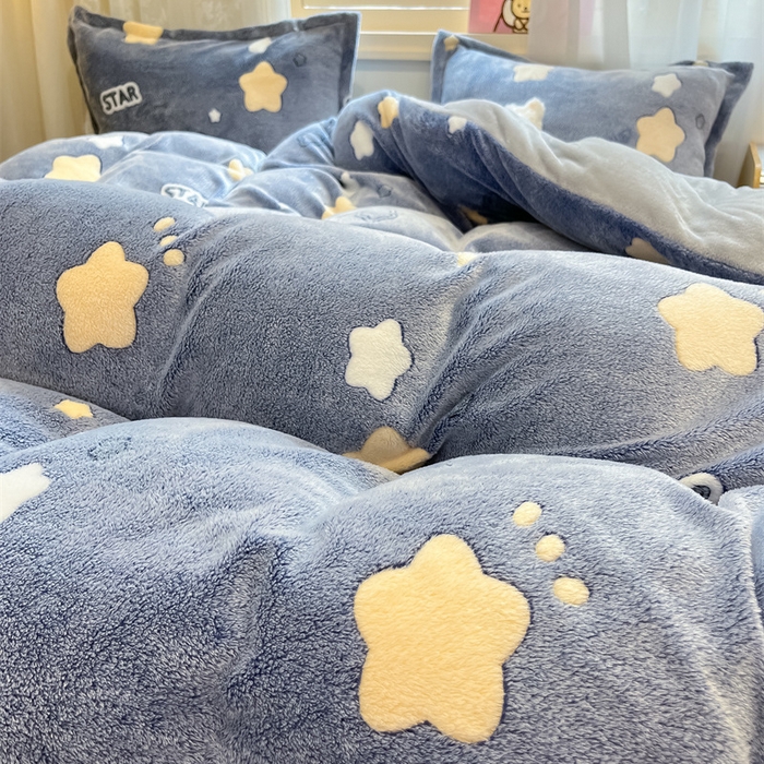 91家纺网 家纺一手货源 找家纺 川悦生活 2025新款立体雪花绒印花大床四件套系列一场景一 藏蓝星语