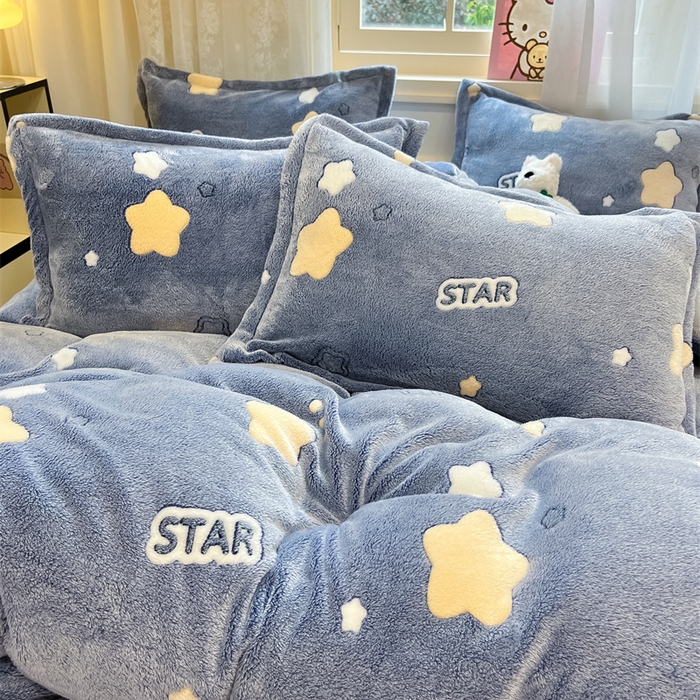 91家纺网 家纺一手货源 找家纺 川悦生活 2025新款立体雪花绒印花大床四件套系列一场景一 藏蓝星语