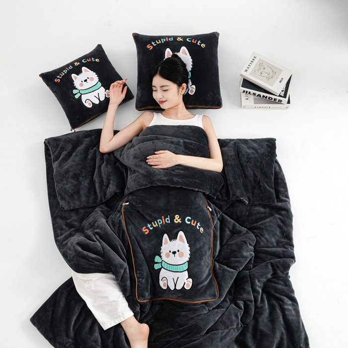 91家纺网 家纺一手货源 找家纺 阳光依佰抱枕被 2025秋冬新款牛奶绒多功能抱枕被系列-调皮狗 调皮狗---神秘黑