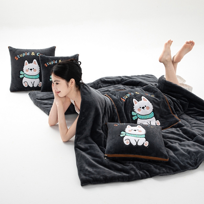 91家纺网 家纺一手货源 找家纺 阳光依佰抱枕被 2025秋冬新款牛奶绒多功能抱枕被系列-调皮狗 调皮狗---神秘黑