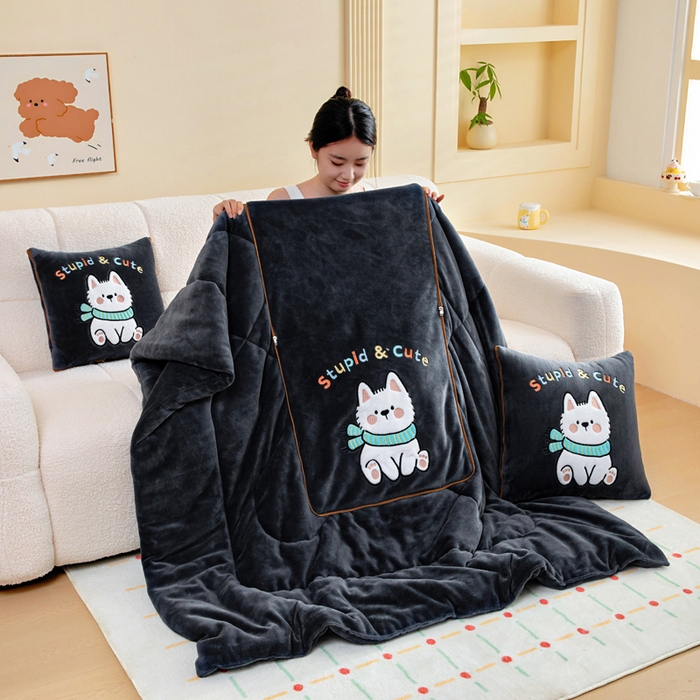 91家纺网 家纺一手货源 找家纺 阳光依佰抱枕被 2025秋冬新款牛奶绒多功能抱枕被系列-调皮狗 调皮狗---神秘黑