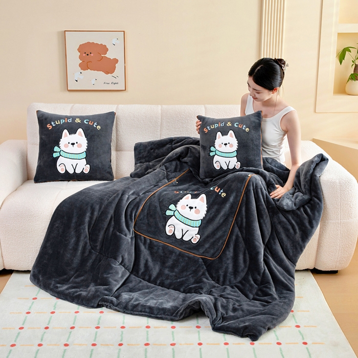 91家纺网 家纺一手货源 找家纺 阳光依佰抱枕被 2025秋冬新款牛奶绒多功能抱枕被系列-调皮狗 调皮狗---神秘黑