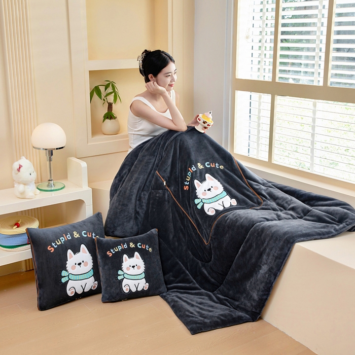 91家纺网 家纺一手货源 找家纺 阳光依佰抱枕被 2025秋冬新款牛奶绒多功能抱枕被系列-调皮狗 调皮狗---神秘黑