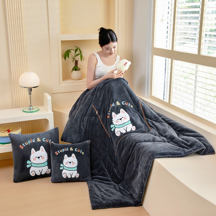 91家纺网 家纺一手货源 找家纺 阳光依佰抱枕被 2025秋冬新款牛奶绒多功能抱枕被系列-调皮狗 调皮狗---神秘黑