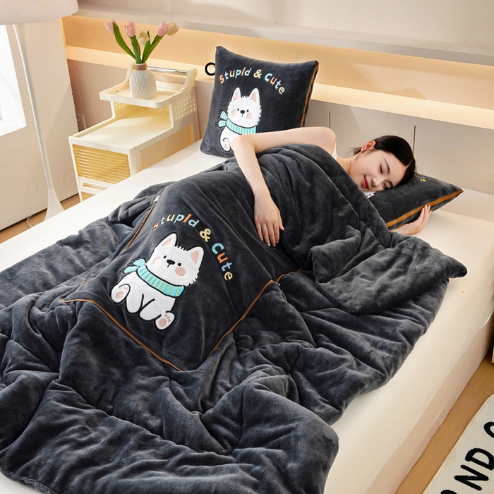 91家纺网 家纺一手货源 找家纺 阳光依佰抱枕被 2025秋冬新款牛奶绒多功能抱枕被系列-调皮狗 调皮狗---神秘黑