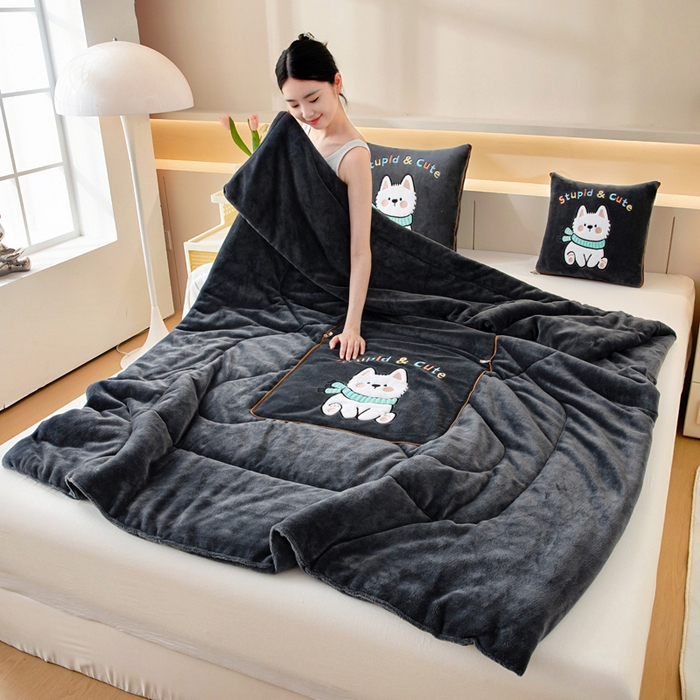 91家纺网 家纺一手货源 找家纺 阳光依佰抱枕被 2025秋冬新款牛奶绒多功能抱枕被系列-调皮狗 调皮狗---神秘黑