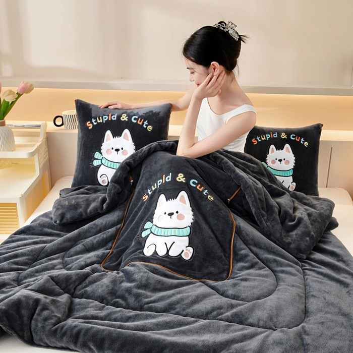 91家纺网 家纺一手货源 找家纺 阳光依佰抱枕被 2025秋冬新款牛奶绒多功能抱枕被系列-调皮狗 调皮狗---神秘黑