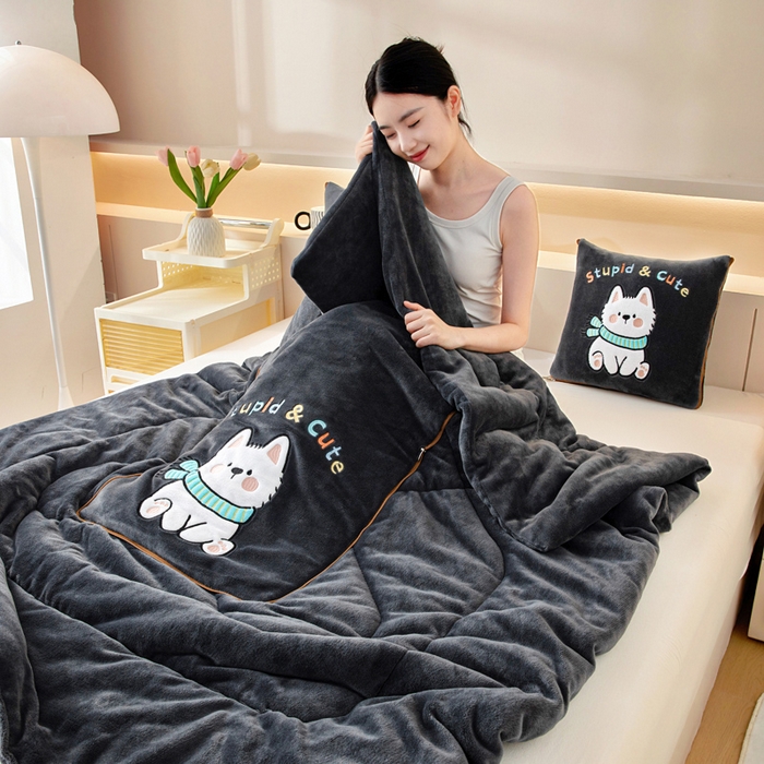 91家纺网 家纺一手货源 找家纺 阳光依佰抱枕被 2025秋冬新款牛奶绒多功能抱枕被系列-调皮狗 调皮狗---神秘黑