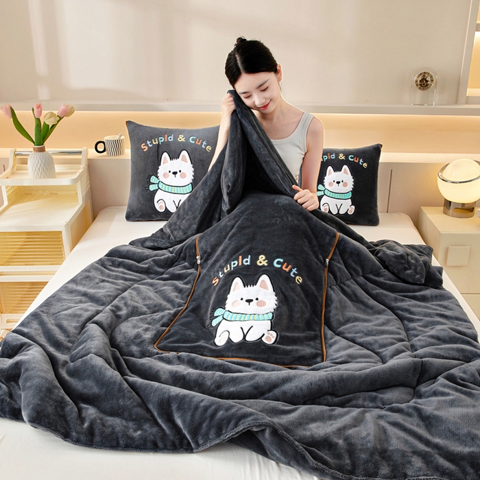 91家纺网 家纺一手货源 找家纺 阳光依佰抱枕被 2025秋冬新款牛奶绒多功能抱枕被系列-调皮狗 调皮狗---神秘黑