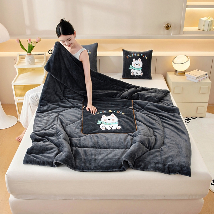 91家纺网 家纺一手货源 找家纺 阳光依佰抱枕被 2025秋冬新款牛奶绒多功能抱枕被系列-调皮狗 调皮狗---神秘黑