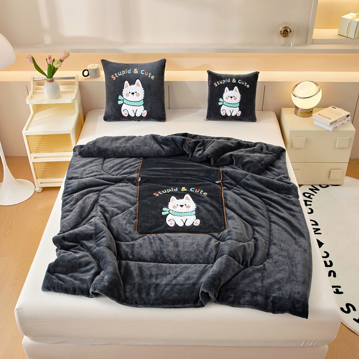 91家纺网 家纺一手货源 找家纺 阳光依佰抱枕被 2025秋冬新款牛奶绒多功能抱枕被系列-调皮狗 调皮狗---神秘黑