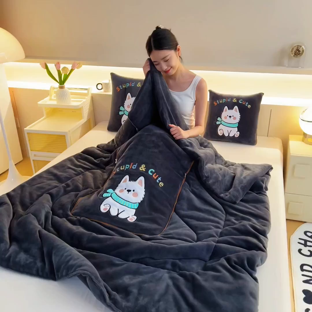 91家纺网 家纺一手货源 找家纺 阳光依佰抱枕被 2025秋冬新款牛奶绒多功能抱枕被系列-调皮狗 调皮狗---神秘黑