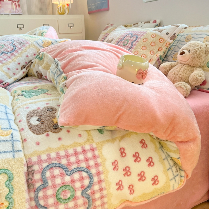 91家纺网 家纺一手货源 找家纺 川悦生活 2025新款立体雪花绒印花大床四件套系列一场景一 嘎嘎小熊