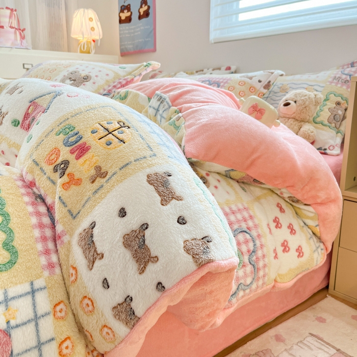 91家纺网 家纺一手货源 找家纺 川悦生活 2025新款立体雪花绒印花大床四件套系列一场景一 嘎嘎小熊