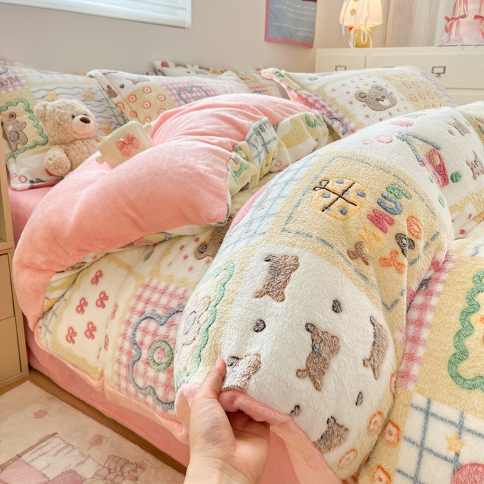 91家纺网 家纺一手货源 找家纺 川悦生活 2025新款立体雪花绒印花大床四件套系列一场景一 嘎嘎小熊