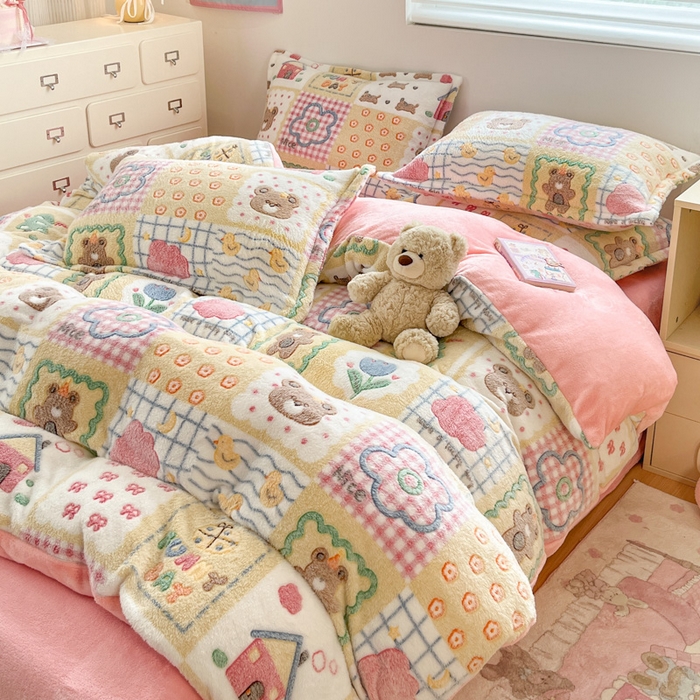 91家纺网 家纺一手货源 找家纺 川悦生活 2025新款立体雪花绒印花大床四件套系列一场景一 嘎嘎小熊