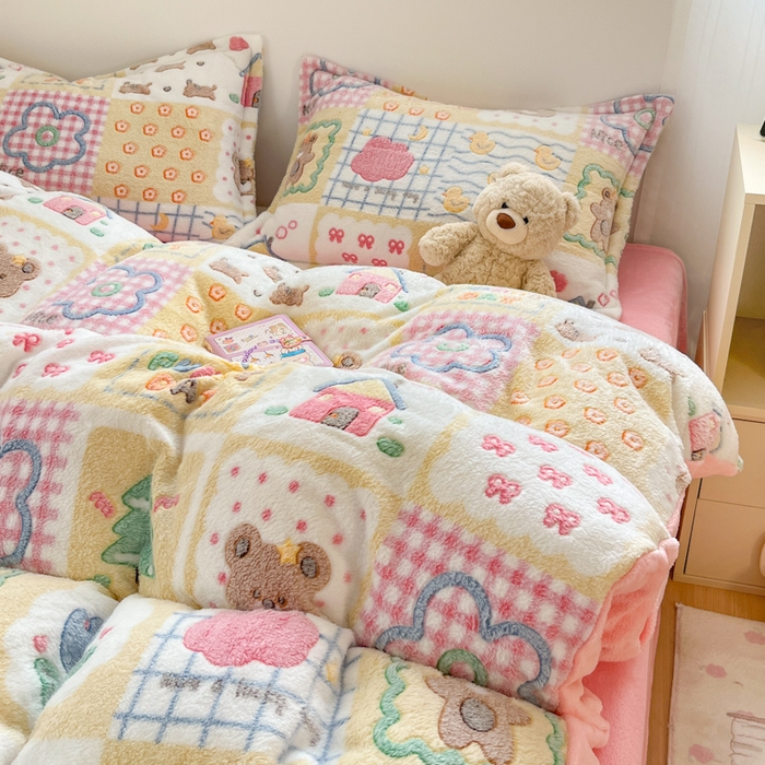 91家纺网 家纺一手货源 找家纺 川悦生活 2025新款立体雪花绒印花大床四件套系列一场景一 嘎嘎小熊