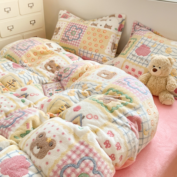 91家纺网 家纺一手货源 找家纺 川悦生活 2025新款立体雪花绒印花大床四件套系列一场景一 嘎嘎小熊