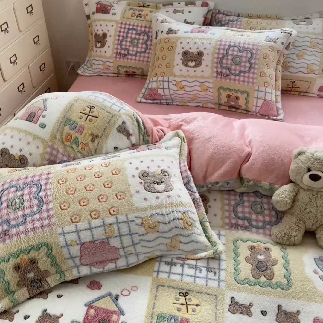 91家纺网 家纺一手货源 找家纺 川悦生活 2025新款立体雪花绒印花大床四件套系列一场景一 嘎嘎小熊