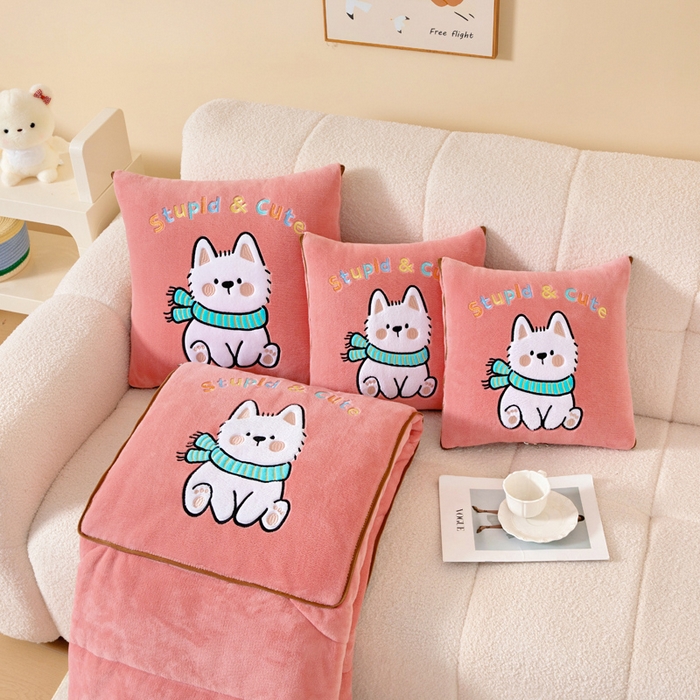 91家纺网 家纺一手货源 找家纺 阳光依佰抱枕被 2025秋冬新款牛奶绒多功能抱枕被系列-调皮狗 调皮狗---西瓜红