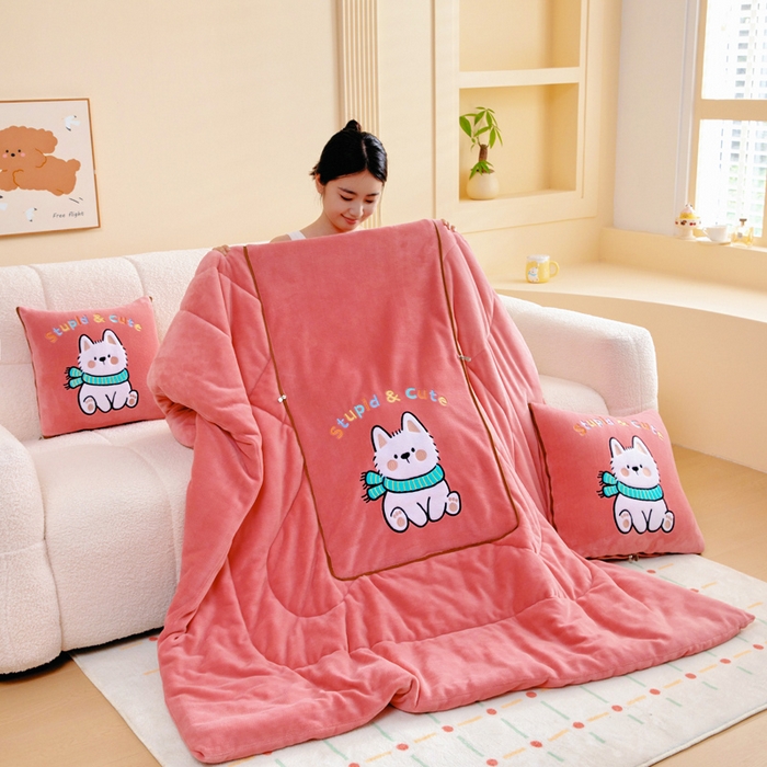 91家纺网 家纺一手货源 找家纺 阳光依佰抱枕被 2025秋冬新款牛奶绒多功能抱枕被系列-调皮狗 调皮狗---西瓜红