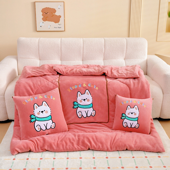 91家纺网 家纺一手货源 找家纺 阳光依佰抱枕被 2025秋冬新款牛奶绒多功能抱枕被系列-调皮狗 调皮狗---西瓜红