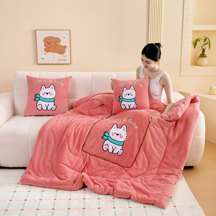 91家纺网 家纺一手货源 找家纺 阳光依佰抱枕被 2025秋冬新款牛奶绒多功能抱枕被系列-调皮狗 调皮狗---西瓜红