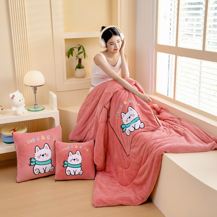 91家纺网 家纺一手货源 找家纺 阳光依佰抱枕被 2025秋冬新款牛奶绒多功能抱枕被系列-调皮狗 调皮狗---西瓜红