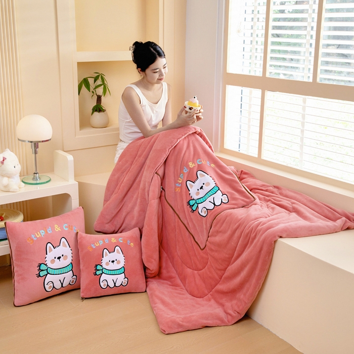 91家纺网 家纺一手货源 找家纺 阳光依佰抱枕被 2025秋冬新款牛奶绒多功能抱枕被系列-调皮狗 调皮狗---西瓜红