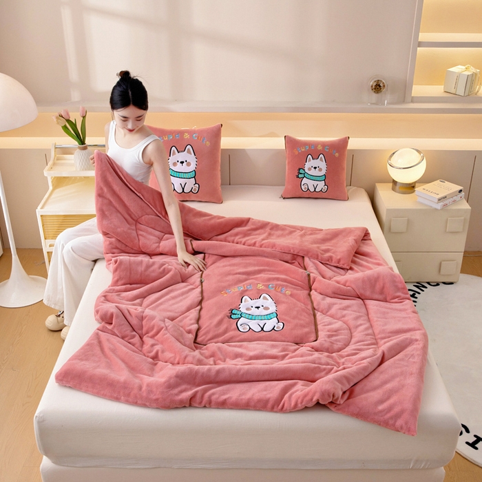 91家纺网 家纺一手货源 找家纺 阳光依佰抱枕被 2025秋冬新款牛奶绒多功能抱枕被系列-调皮狗 调皮狗---西瓜红