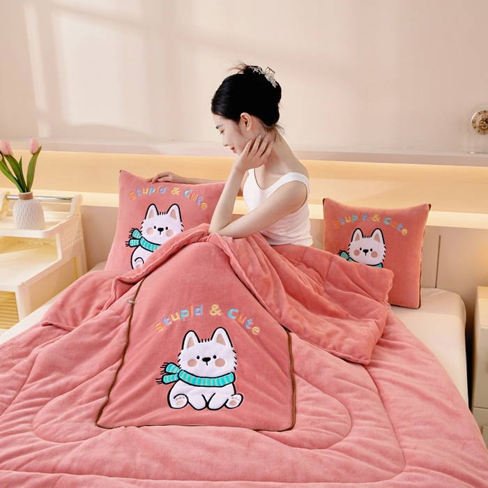 91家纺网 家纺一手货源 找家纺 阳光依佰抱枕被 2025秋冬新款牛奶绒多功能抱枕被系列-调皮狗 调皮狗---西瓜红