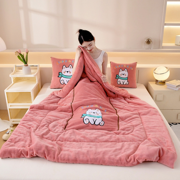 91家纺网 家纺一手货源 找家纺 阳光依佰抱枕被 2025秋冬新款牛奶绒多功能抱枕被系列-调皮狗 调皮狗---西瓜红