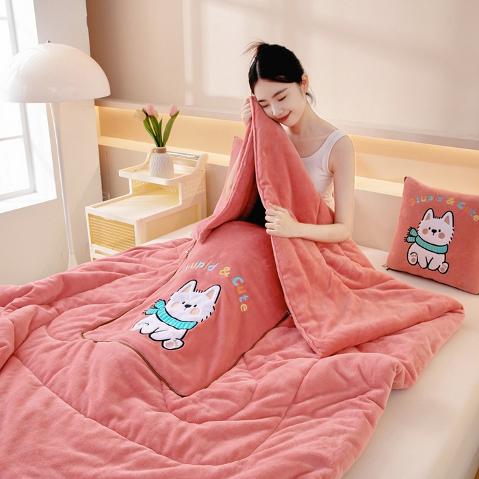 91家纺网 家纺一手货源 找家纺 阳光依佰抱枕被 2025秋冬新款牛奶绒多功能抱枕被系列-调皮狗 调皮狗---西瓜红