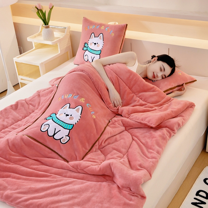 91家纺网 家纺一手货源 找家纺 阳光依佰抱枕被 2025秋冬新款牛奶绒多功能抱枕被系列-调皮狗 调皮狗---西瓜红