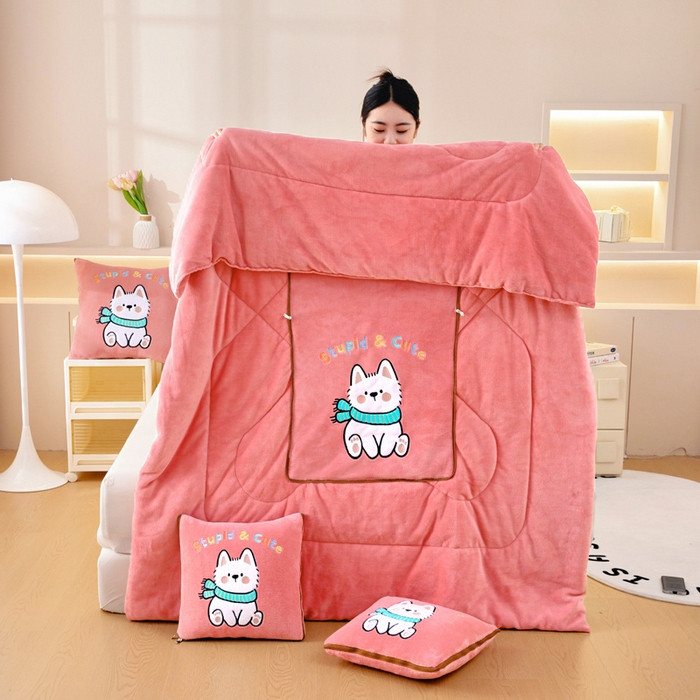 91家纺网 家纺一手货源 找家纺 阳光依佰抱枕被 2025秋冬新款牛奶绒多功能抱枕被系列-调皮狗 调皮狗---西瓜红