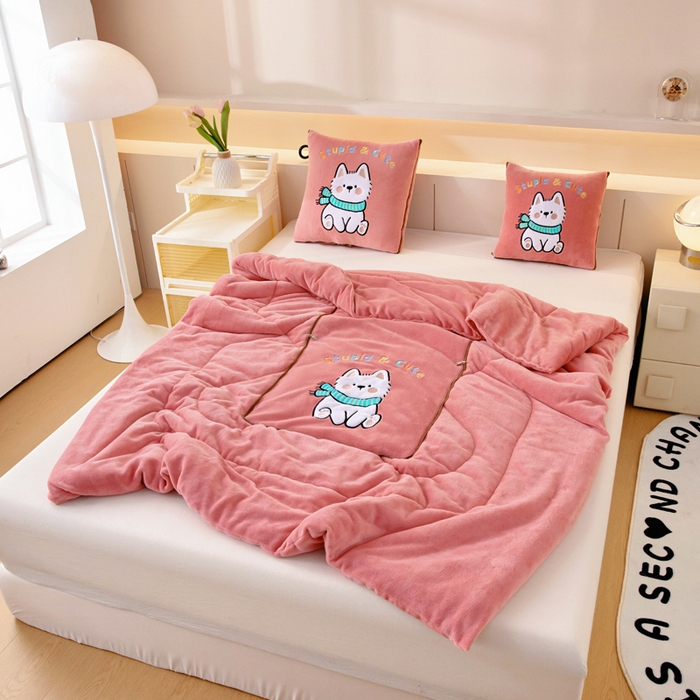 91家纺网 家纺一手货源 找家纺 阳光依佰抱枕被 2025秋冬新款牛奶绒多功能抱枕被系列-调皮狗 调皮狗---西瓜红