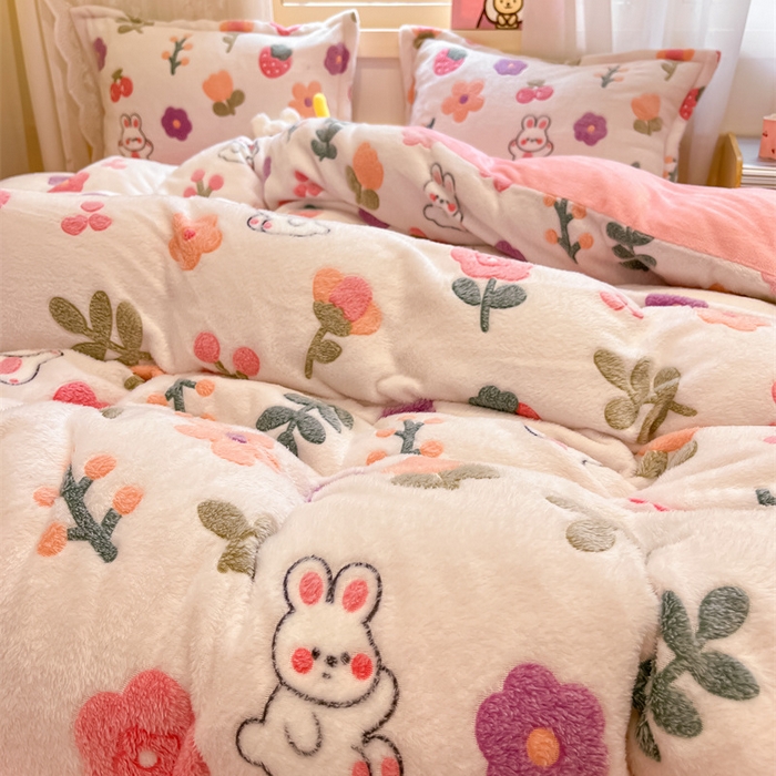 91家纺网 家纺一手货源 找家纺 川悦生活 2025新款立体雪花绒印花大床四件套系列一场景一 花田米兔