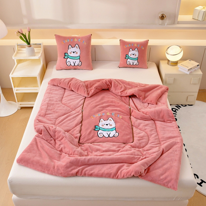 91家纺网 家纺一手货源 找家纺 阳光依佰抱枕被 2025秋冬新款牛奶绒多功能抱枕被系列-调皮狗 调皮狗---西瓜红