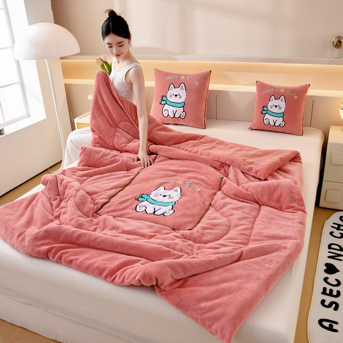 91家纺网 家纺一手货源 找家纺 阳光依佰抱枕被 2025秋冬新款牛奶绒多功能抱枕被系列-调皮狗 调皮狗---西瓜红