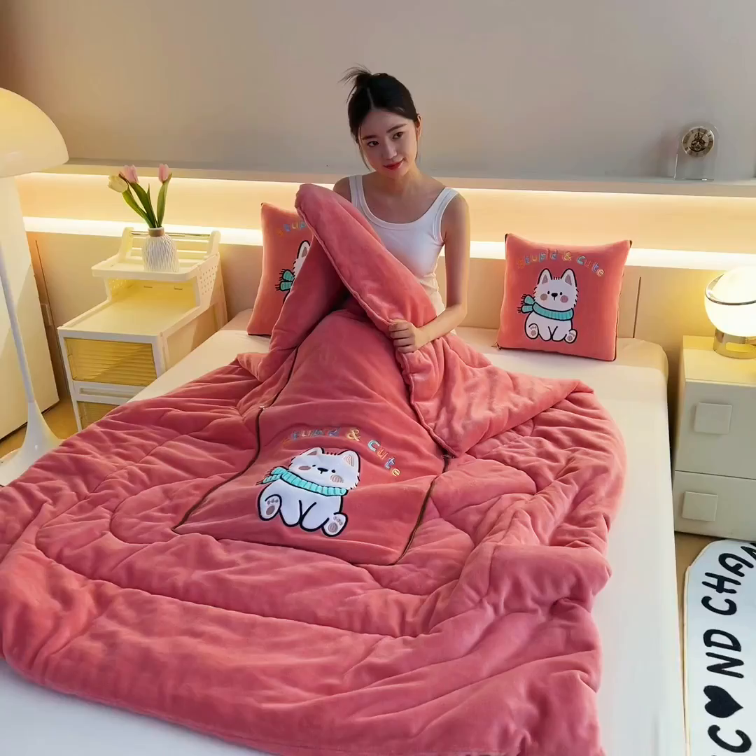 91家纺网 家纺一手货源 找家纺 阳光依佰抱枕被 2025秋冬新款牛奶绒多功能抱枕被系列-调皮狗 调皮狗---西瓜红
