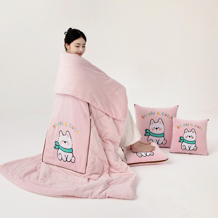 91家纺网 家纺一手货源 找家纺 阳光依佰抱枕被 2025秋冬新款牛奶绒多功能抱枕被系列-调皮狗 调皮狗---樱花粉