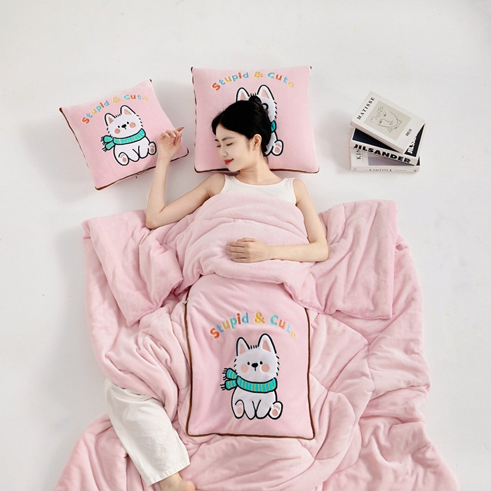 91家纺网 家纺一手货源 找家纺 阳光依佰抱枕被 2025秋冬新款牛奶绒多功能抱枕被系列-调皮狗 调皮狗---樱花粉