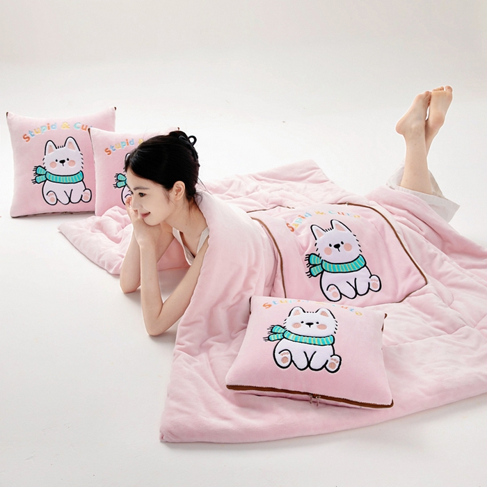 91家纺网 家纺一手货源 找家纺 阳光依佰抱枕被 2025秋冬新款牛奶绒多功能抱枕被系列-调皮狗 调皮狗---樱花粉