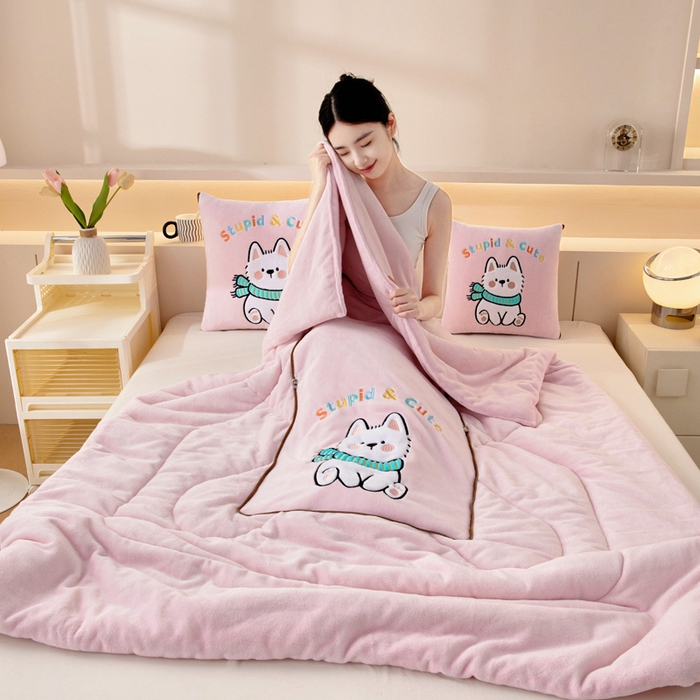 91家纺网 家纺一手货源 找家纺 阳光依佰抱枕被 2025秋冬新款牛奶绒多功能抱枕被系列-调皮狗 调皮狗---樱花粉