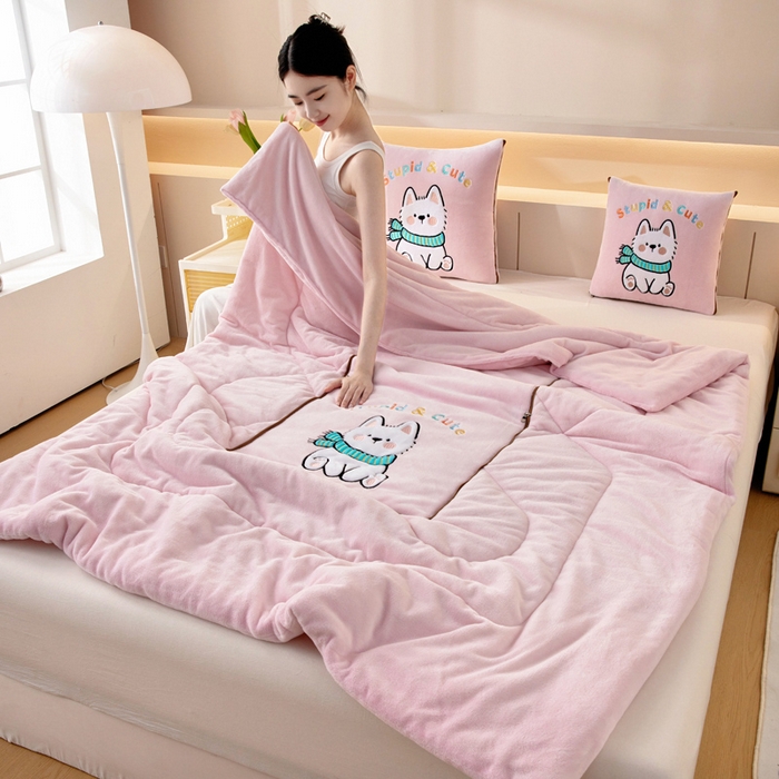 91家纺网 家纺一手货源 找家纺 阳光依佰抱枕被 2025秋冬新款牛奶绒多功能抱枕被系列-调皮狗 调皮狗---樱花粉