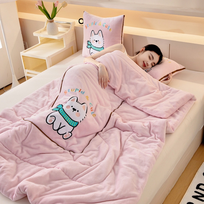 91家纺网 家纺一手货源 找家纺 阳光依佰抱枕被 2025秋冬新款牛奶绒多功能抱枕被系列-调皮狗 调皮狗---樱花粉